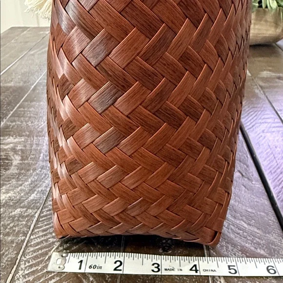 NWT Tommy Bahama Woven Basket Tote Bag Bamboo Handle Starfish Charm - Picture 12 of 16